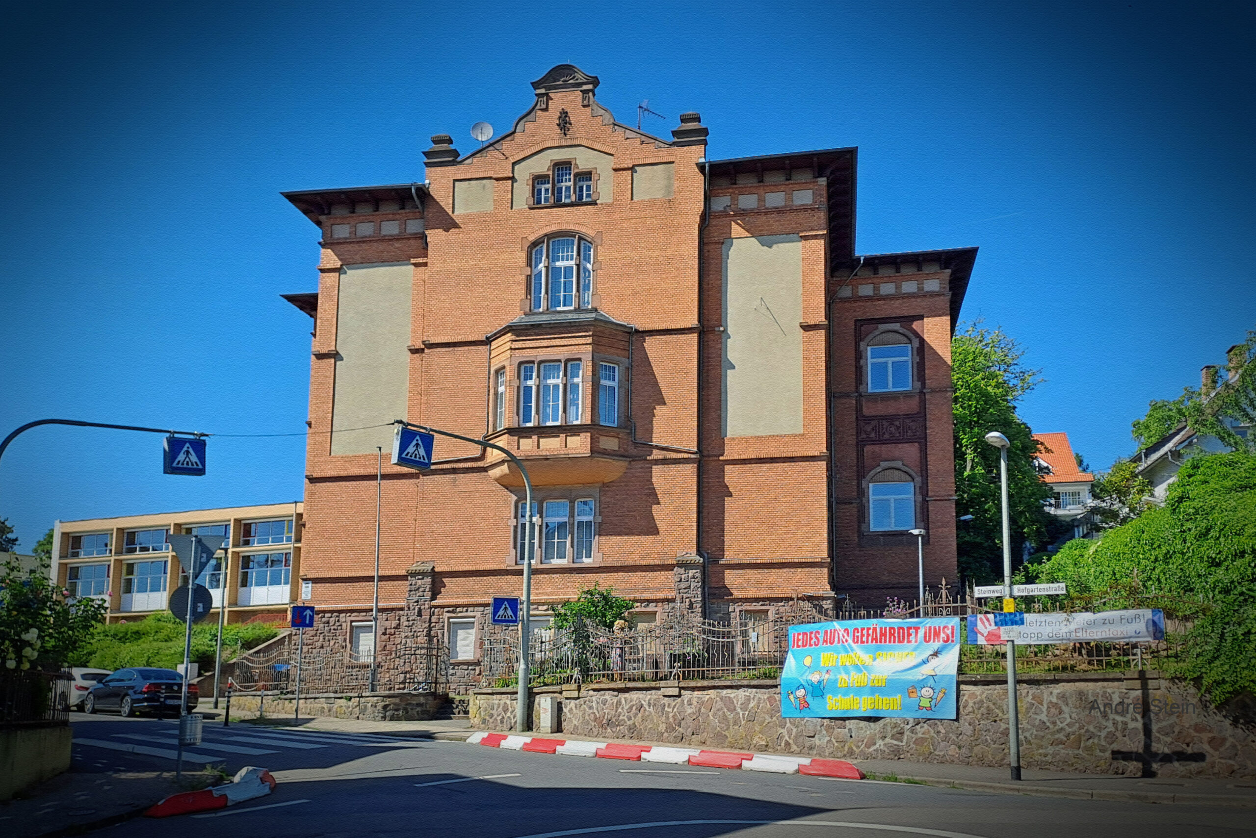 PM: Schulstraßen rund um Grundschule Hofgartenstraße: Stadt startet Erprobungsphase mit neuer Beschilderung