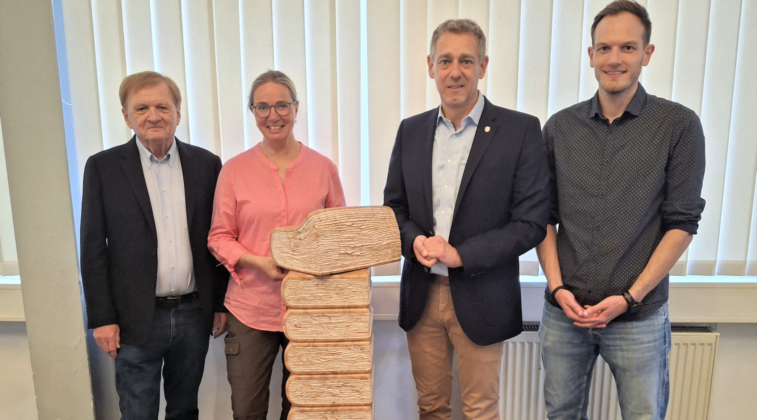 Leihgabe der Fondation Kubach-Wilmsen: Bücherturm „Verona, 2000“ in der Stadtbibliothek eingeweiht